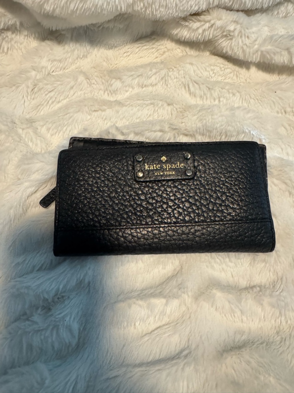 kate spade bi-fold Black Pebbled Leather Zip Wallet with Gold Plaque